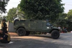 Xe bọc thép được điều động thêm đến hiện trường. Ảnh: HT