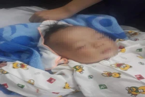 Công an làm việc với người cha nghi hành hung con 