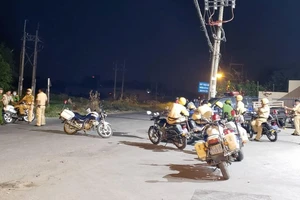 Người dân trắng đêm theo dõi vụ Tuấn 'khỉ' bị tiêu diệt