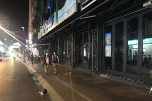 Một quán bar trên phố đi bộ Bùi Viện (quận 1) đóng cửa để phòng, chống dịch COVID-19. Ảnh: NGUYỄN YÊN