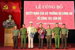 Ban Giám đốc Công an tỉnh Lai Châu chúc mừng Đại tá Hà Văn Tuyên và Đại tá Nguyễn Viết Giang. Ảnh: CA Lai Châu