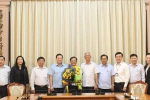 Lãnh đạo TP.HCM chúc mừng ông Võ Trung Trực nhận chức Phó Giám đốc Sở TN&MT TP.HCM. Ảnh: Web thành ủy TP.HCM