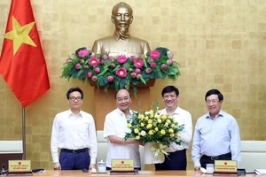 Thủ tướng Nguyễn Xuân Phúc chúc mừng Quyền Bộ trưởng Bộ Y tế Nguyễn Thanh Long. Ảnh: VGP