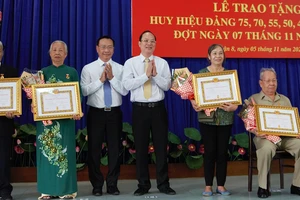 Ông Nguyễn Hồ Hải trao huy hiệu Đảng tại quận 8, TP.HCM
