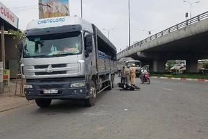 Va chạm với xe tải ở quận 12, hai vợ chồng thương vong 