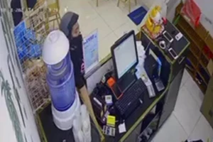 1 phụ nữ mua hàng, rồi lấy 2 điện thoại của nhân viên