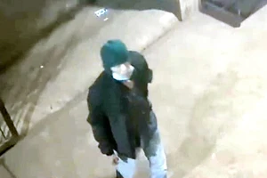 Hình ảnh hung thủ được camera an ninh nhà ông Sơn ghi lại. Ảnh: LQL