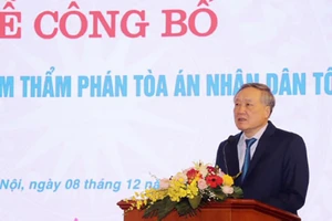 Chánh án TAND tối cao Nguyễn Hòa Bình phát biểu tại buổi lễ trao quyết định. Ảnh: TANDTC 