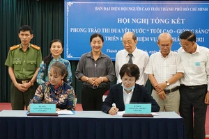 Đại diện Hội Người cao tuổi các quận, huyện của TP.HCM ký kết giao ước thi đua năm 2021. Ảnh: THẢO KIM