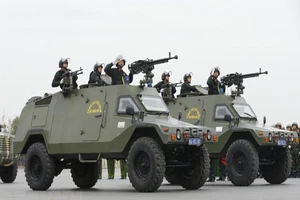 6.000 người và xe bọc thép xuất quân bảo vệ Đại hội XIII 