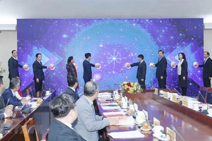 Đại biểu thực hiện nghi thức khai trương Trang Thông tin đối ngoại điện tử. Ảnh: TTXVN