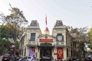 Các trụ sở cơ quan tại thủ đô Hà Nội được trang hoàng để chào mừng Đại hội XIII của Đảng. Ảnh: TTXVN