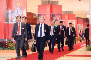 Các đại biểu đến dự phiên họp Đại hội Đảng chiều 30-1. Ảnh: TTXVN