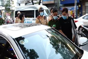 Ngồi trong xe múa may, nói nhảm: Kiểm tra ra ma túy