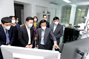 Thường trực Ban Bí thư Võ Văn Thưởng đến thăm, làm việc tại Viện Vệ sinh dịch tễ Trung ương. Ảnh: VGP
