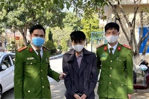 Sùng A Tông bị lực lượng công an bắt giữ. Ảnh: TTXVN