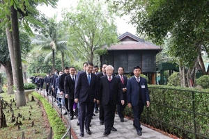 Tổng Bí thư, Chủ tịch nước Nguyễn Phú Trọng đến dâng hương, tưởng niệm Bác Hồ ở Nhà 67 trong Khu Di tích Chủ tịch Hồ Chí Minh tại Phủ Chủ tịch. Ảnh: TTXVN