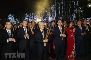 Tổng bí thư, Chủ tịch nước Nguyễn Phú Trọng dâng hương tại tượng đài Lý Thái Tổ. Ảnh: TTXVN