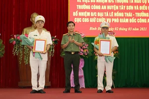 Thượng tá Ngô Cự Vinh (thứ nhất bên trái) và Đại tá Lê Hồng Thái, Trưởng Phòng Cục C05 được điều động, bổ nhiệm làm Phó giám đốc công an Bình Định. Ảnh: VGP
