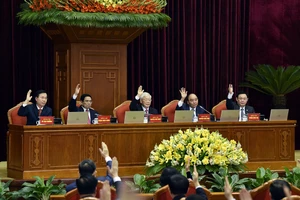 Trung ương biểu quyết thông qua chương trình Hội nghị Trung ương 2, khóa XIII. Ảnh: VGP