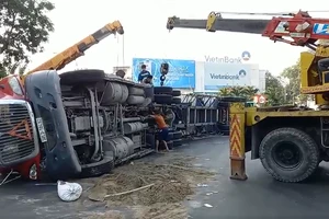 Lật xe đầu kéo ở vòng xoay Lý Thái Tổ, ùn tắc nghiêm trọng 