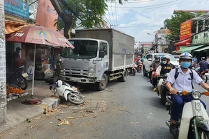 Bình Thạnh: Cô gái đang mua bánh mì thì bị xe tải húc