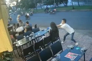 Kẻ gian từ phía sau tới giật chiếc điện thoại mà người phụ nữ đang sử dụng. Ảnh cắt từ clip