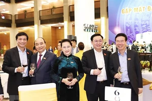 Thủ tướng Nguyễn Xuân Phúc, nguyên Chủ tịch Quốc hội Nguyễn Thị Kim Ngân tại buổi gặp mặt đại biểu Quốc hội khóa XIV, chiều 30-3. Ảnh: TTXVN