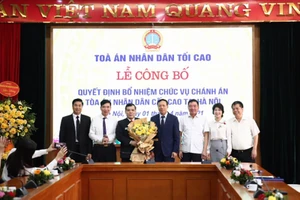 Tập thể lãnh đạo TAND cấp cao cùng Chánh án Nguyễn Xuân Tĩnh. Ảnh: Cổng thông tin TAND Tối cao