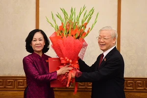 Tổng Bí thư Nguyễn Phú Trọng trao quyết định cho tân Trưởng ban Tổ chức Trung ương Trương Thị Mai. Ảnh: CTV