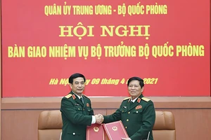 Đại tướng Ngô Xuân Lịch và Thượng tướng Phan Văn Giang tại Hội nghị bàn giao nhiệm vụ Bộ trưởng Bộ Quốc phòng. Ảnh: Báo QĐND