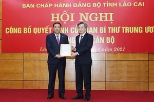 Phó Trưởng Ban Tổ chức Trung ương Nguyễn Quang Dương trao quyết định của Ban Bí thư Trung ương Đảng cho ông Hoàng Giang (trái). Ảnh: Báo Lào Cai