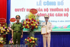 Thượng tướng Lê Quý Vương, Thứ trưởng Bộ Công an (trái) trao Quyết định và chúc mừng Đại tá Bùi Duy Hưng nhận chức Giám đốc Công an tỉnh Bắc Ninh. Ảnh: TTXVN