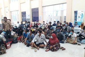 Một nhóm người nhập cảnh trái phép từ Campuchia vào Việt Nam hôm 20-3. Ảnh: PLO