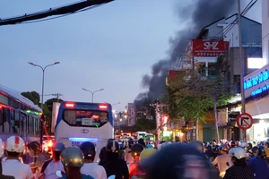 Cháy lớn ở đường Lý Thường Kiệt, gần bệnh viện Thống Nhất