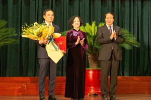 Bà Trương Thị Mai, Trưởng ban Tổ chức Trung ương trao quyết định và chúc mừng ông Trần Lưu Quang giữ chức vụ Bí thư Thành ủy Hải Phòng. Ảnh: CTV