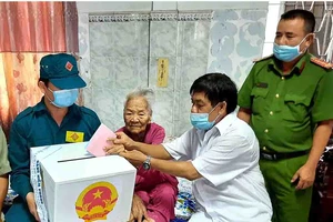 Mẹ Việt Nam anh hùng 102 tuổi bỏ phiếu bầu cử 