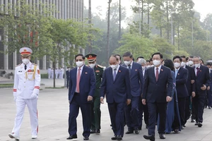 Lãnh đạo Đảng, Nhà nước và các ĐBQH vào lăng viếng Chủ tịch Hồ Chí Minh