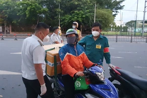 Nhiều tài xế AhaMove bị phạt nói ‘công ty cho phép chạy’