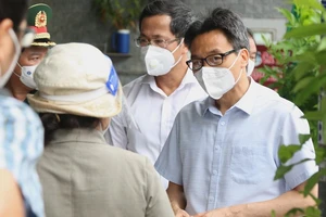 Phó Thủ tướng Vũ Đức Đam kiểm tra việc phòng dịch ở quận 12, huyện Hóc Môn