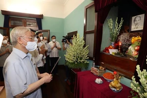 Tổng Bí thư dâng hương tưởng niệm Chủ tịch Hồ Chí Minh