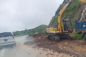 Trung ương chỉ đạo cấp bách ứng phó mưa lũ, sạt lở ở miền Trung