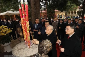 Tổng Bí thư Nguyễn Phú Trọng dâng hương tại Hoàng thành Thăng Long