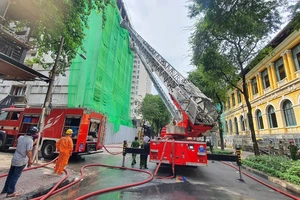 Cháy tòa nhà đang tháo dỡ ở trung tâm quận 1