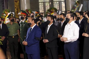 Chủ tịch nước viếng đám tang Phó chủ tịch UBND TP.HCM Lê Hòa Bình