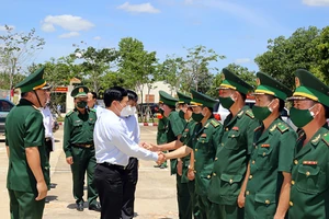 Phó Thủ tướng Phạm Bình Minh thăm đồn biên phòng ở Bình Phước