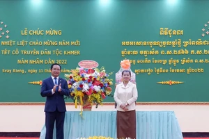 Bí thư Tỉnh ủy Long An Nguyễn Văn Được tặng hoa và quà cho Trung ương - Vương quốc Campuchia.