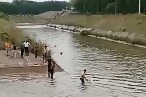 2 thanh niên trên máy múc rơi xuống kênh mất tích ở Bình Dương