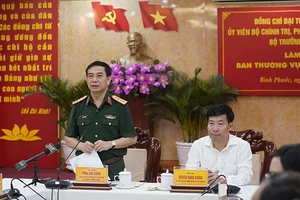 Bộ trưởng Bộ Quốc phòng Phan Văn Giang làm việc với Bình Phước