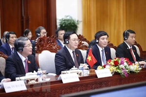 Chủ tịch Quốc hội: Việt Nam ủng hộ, sẵn sàng đồng hành cùng Lào